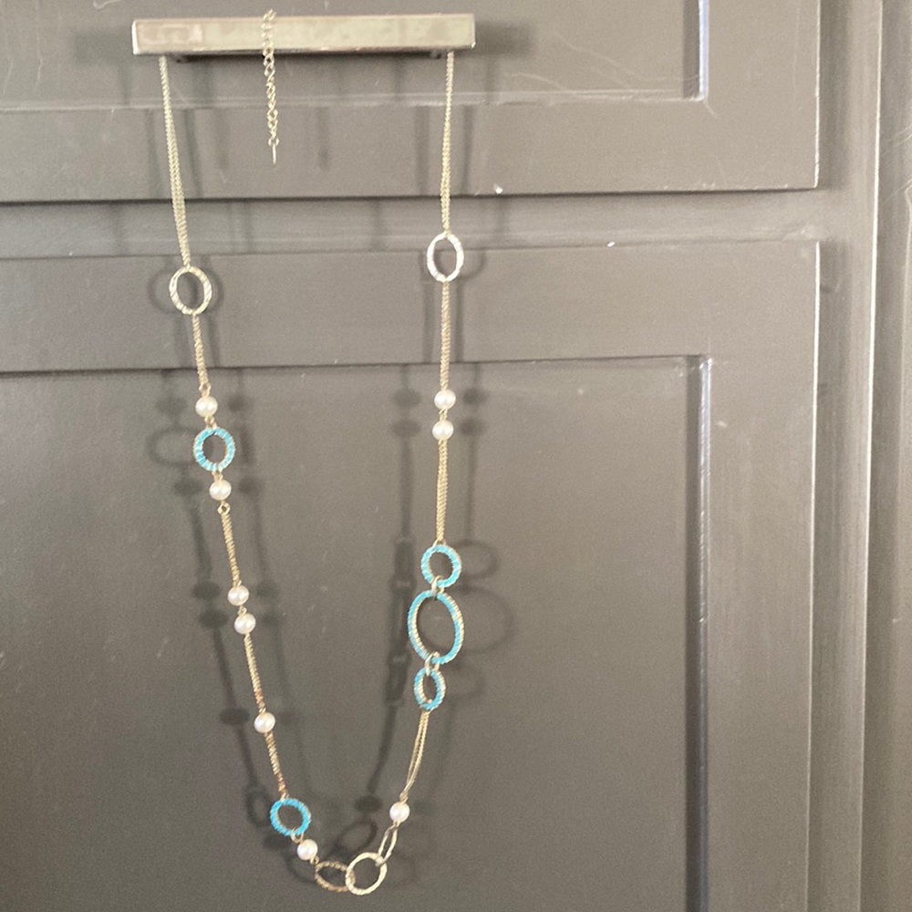 Mixed material necklace with blue beads and pearls